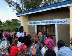 Ambassador Miyashita responds to cheers from residents