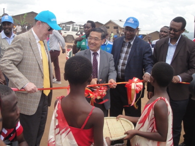 「子どもに優しい広場」のテープカットを行う宮下大使とマリーUNICEF所長,フォールUNHCR所長