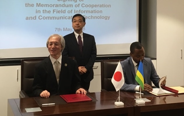 署名を行う富永総務審議官とルランギルワ大臣、同席する宮下大使
