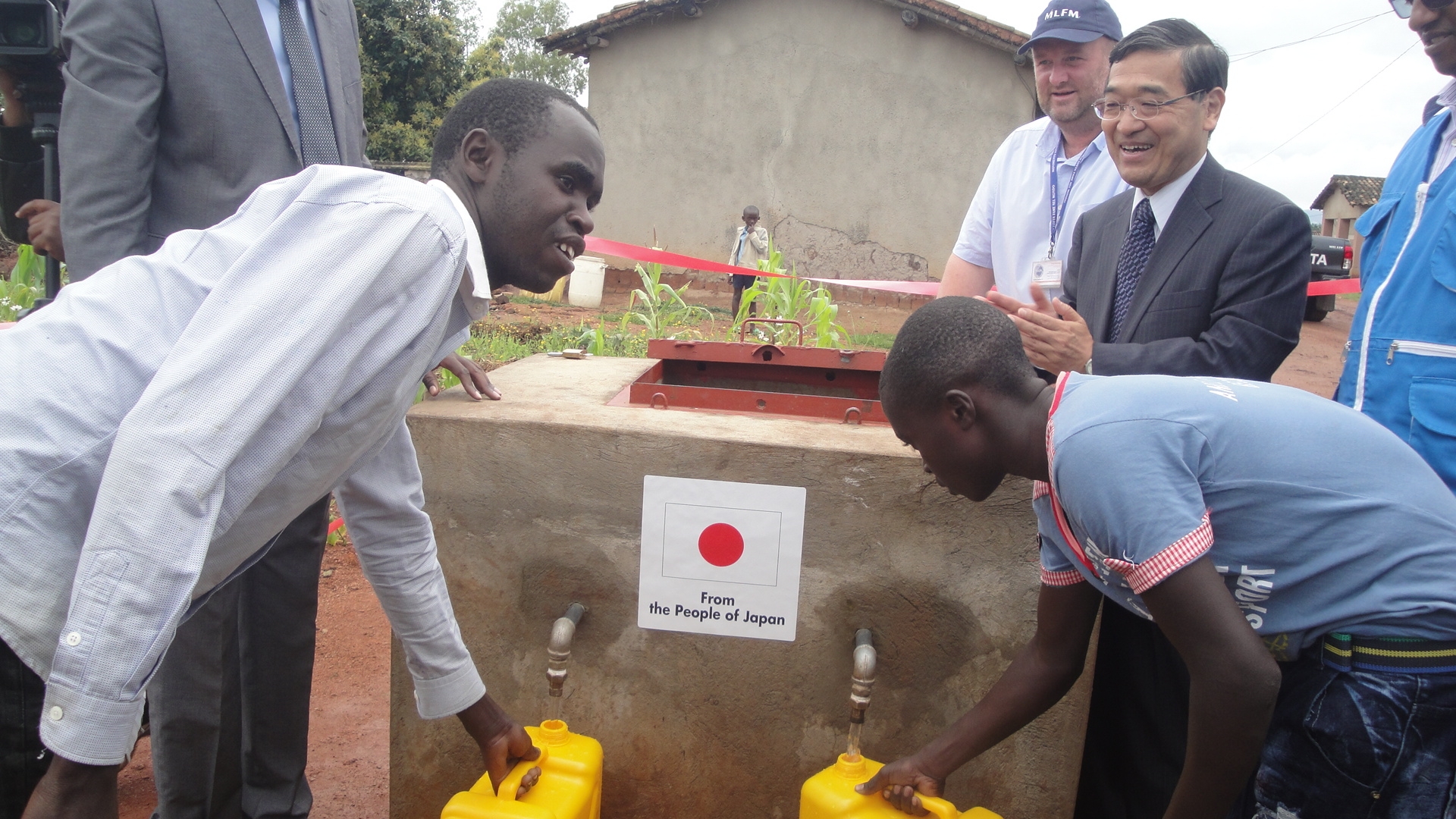 Ambassador Miyashita observes water supply