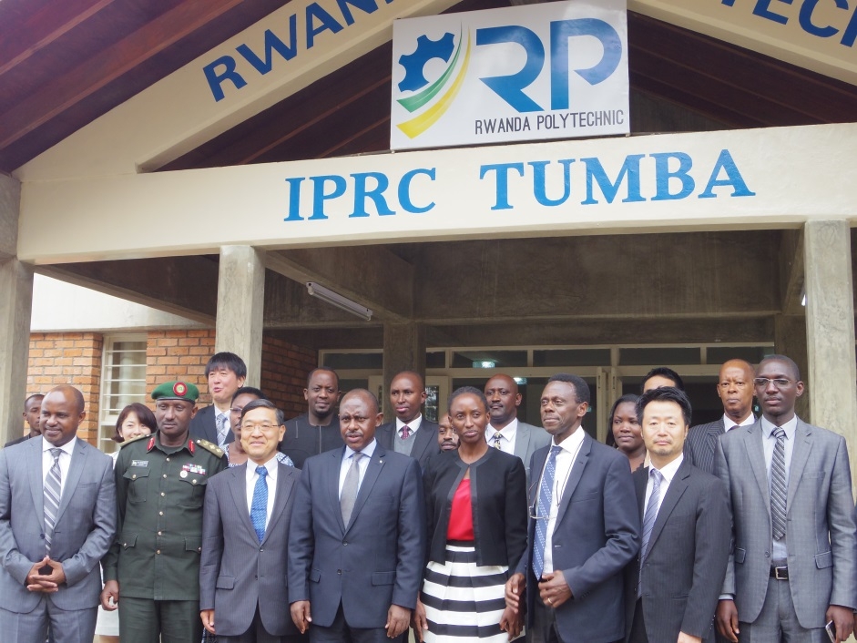 Group Photo (Ambassador Miyashita (third from the left, Honorable Mutimura (fouth from the left), Principal Ms. Mutabazi (fifth from the left)
