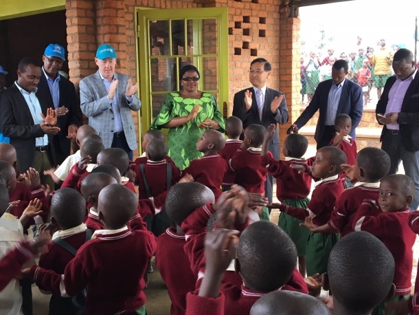 ECDセンターにおける子どもたちによる歓迎の歌と踊り