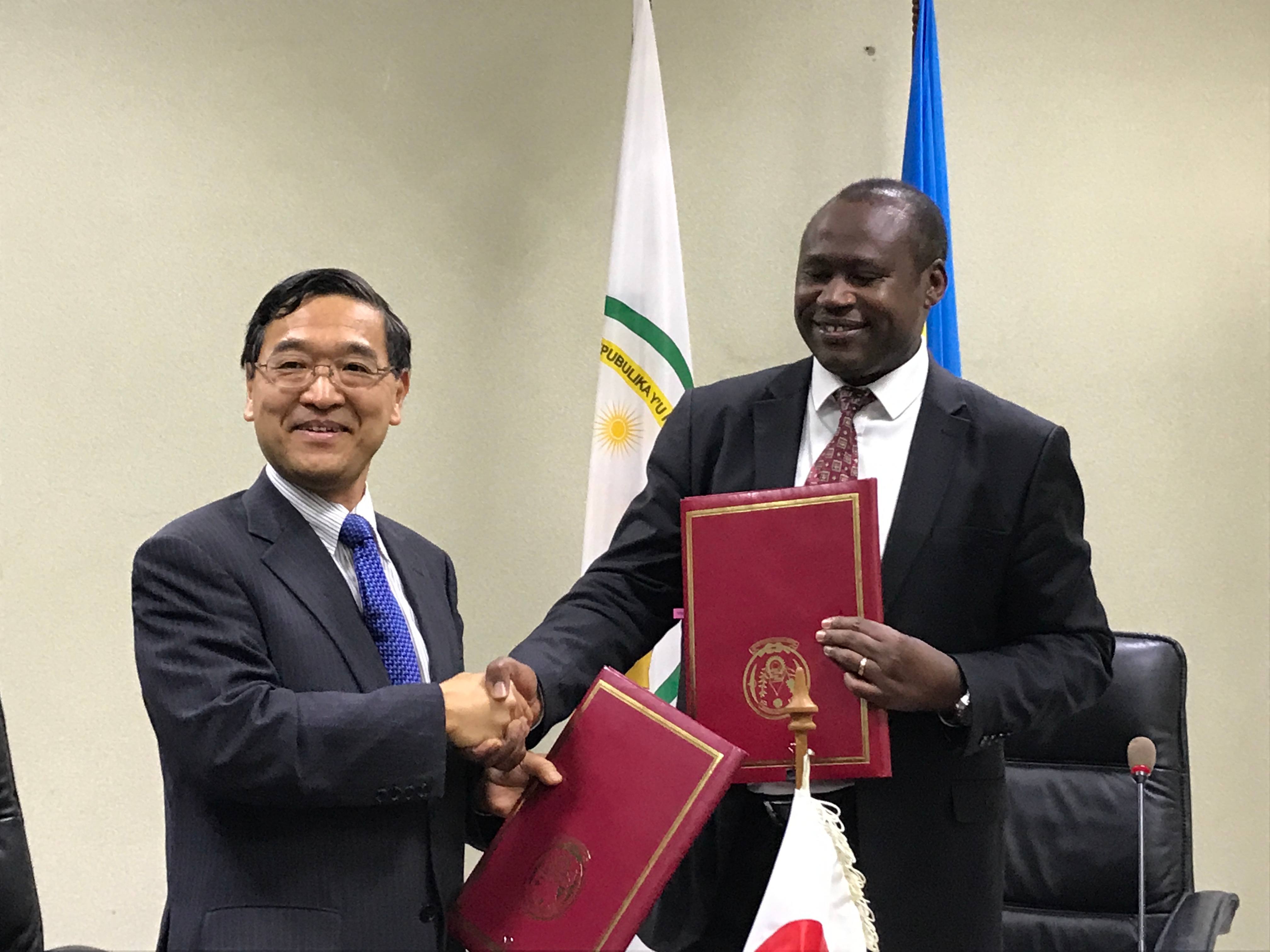 Ambassador Miyashita shaking hands with Honorable Ndagijimana