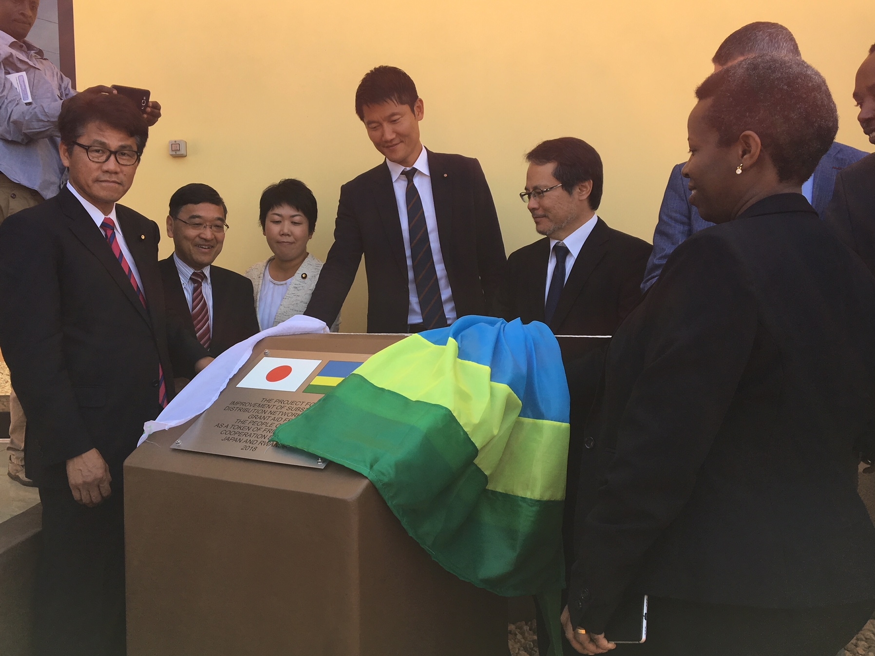 プレートを除幕するカマイレセ国務大臣，参議院ODA調査団，宮下大使