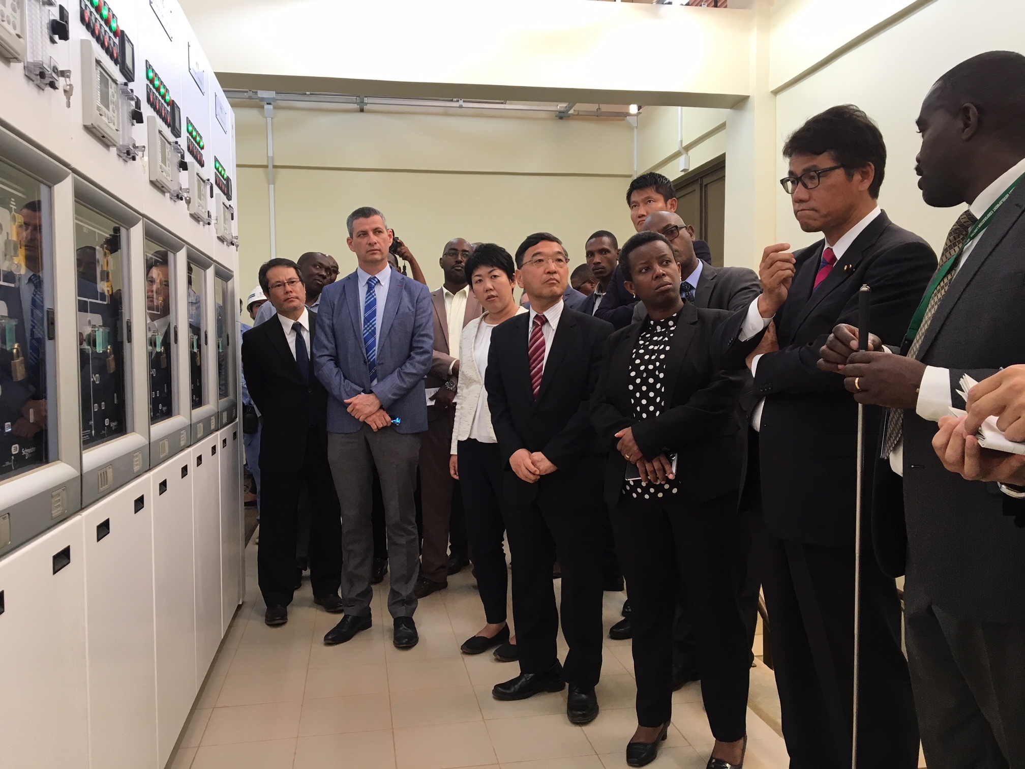 施設の説明を受ける宮下大使とODA調査団