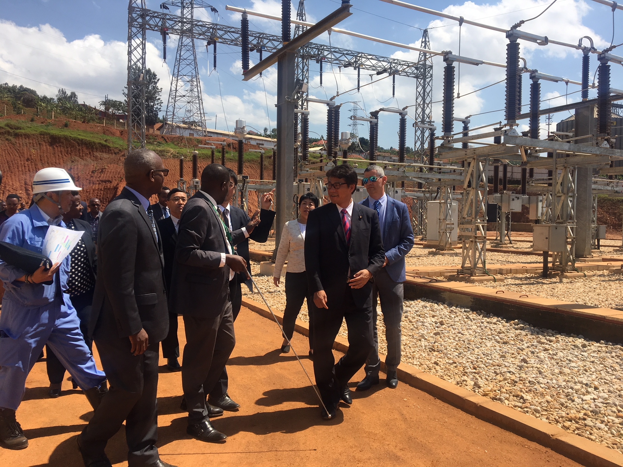 施設の視察を行うODA調査団と宮下大使