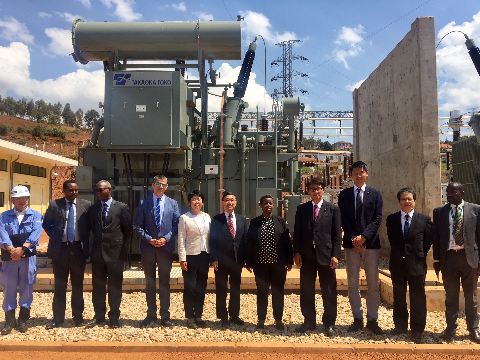 日本が供与した変圧器の前での集合写真