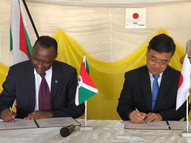 L’Ambassadeur Miyashita et le Représentant Légal de l’OPDE, M. Remesha ont signé le contrat de don