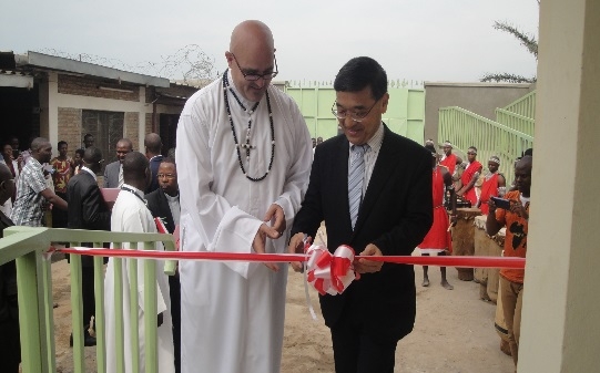 Coupure du ruban inauguré (Ambassadeur Miyashita et le représentant de la Nouvelle Esperance)
