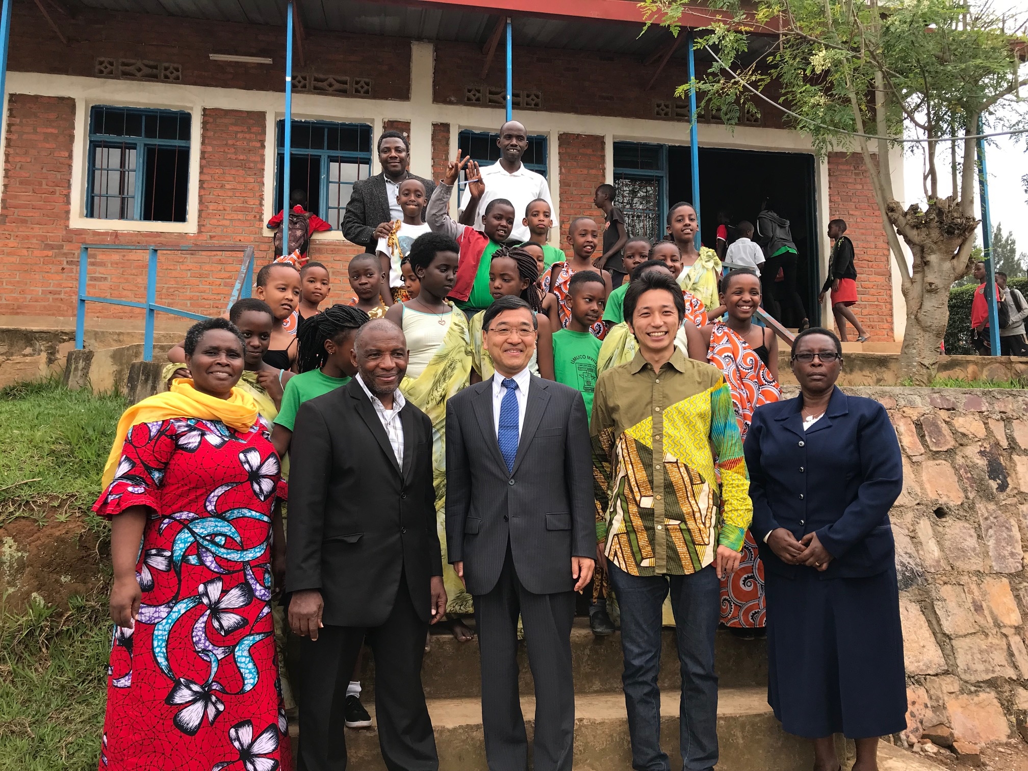 Group photo with Mr. Nakagome and school representatives