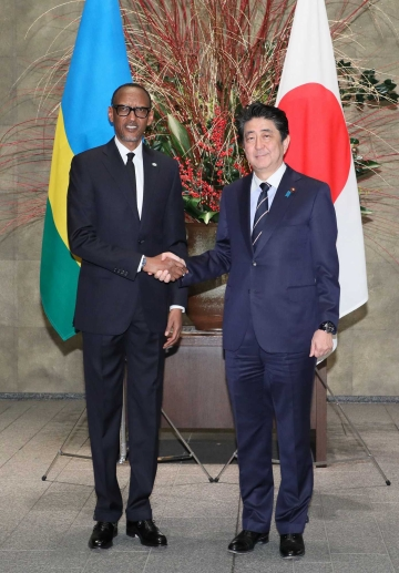 Prime Minister Abe welcoming President Kagame (Photo: Cabinet Public Relations Office)