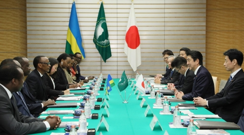 The Japan-Rwanda Summit Meeting (Photo: Cabinet Public Relations Office)