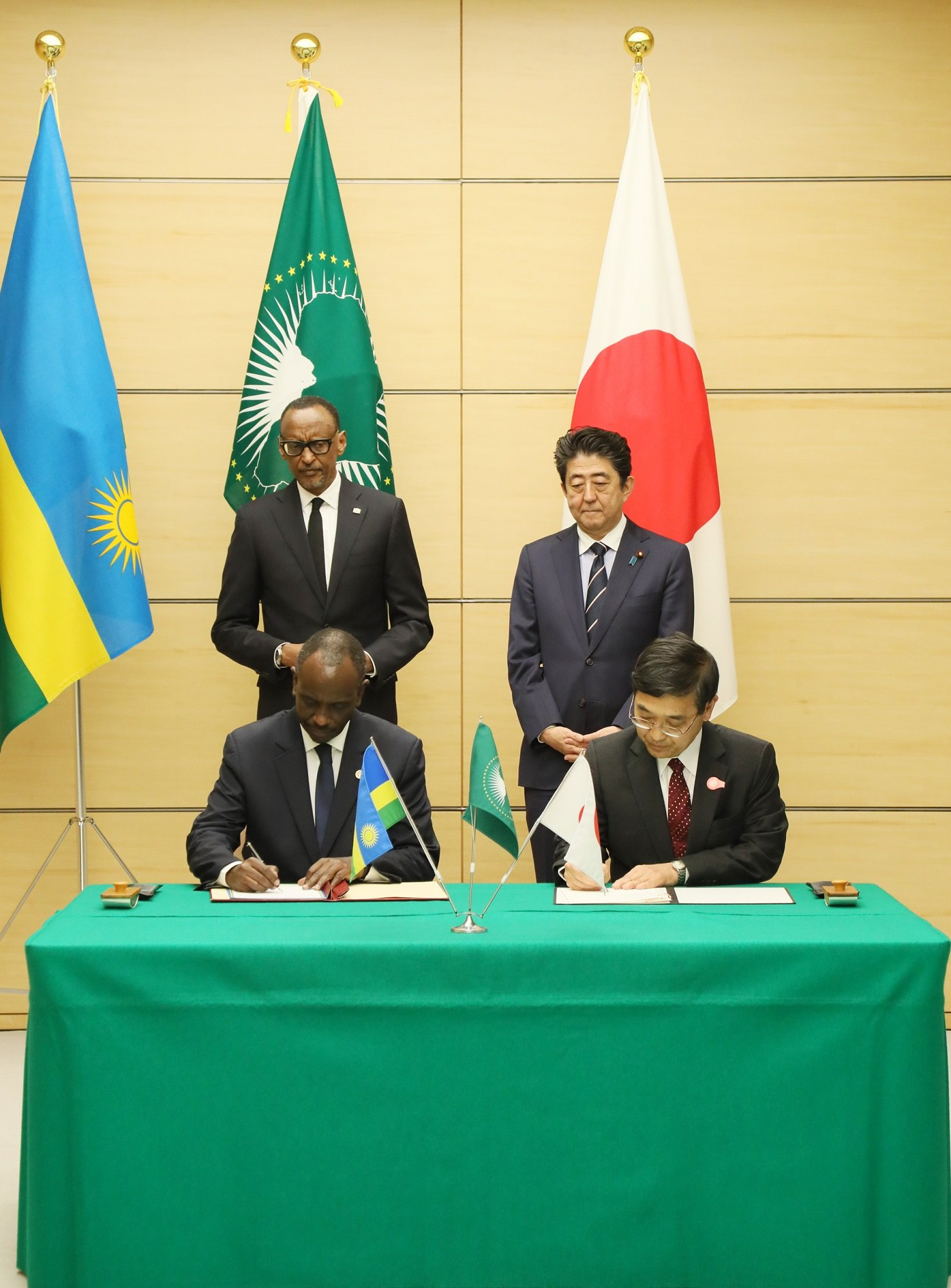The leaders attending the signing ceremony (Photo: Cabinet Public Relations Office)