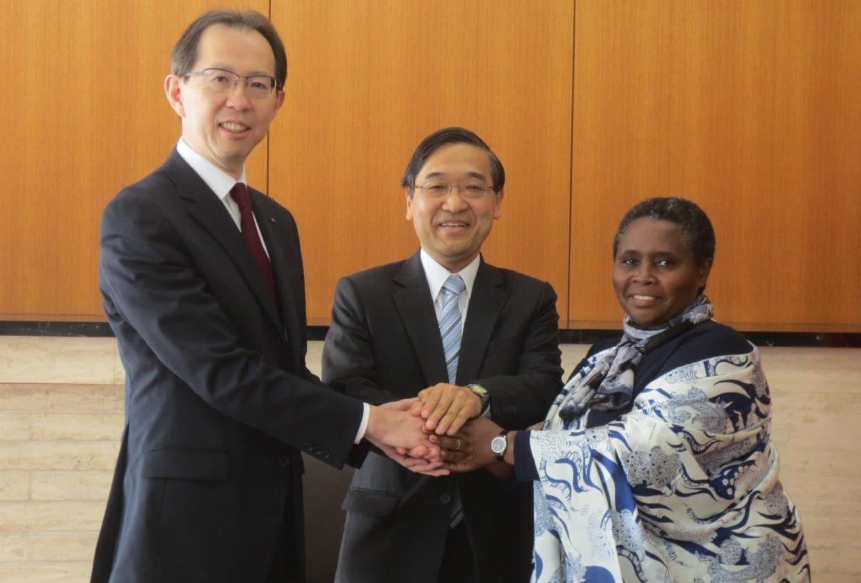 The Ambassador visits Mr. Uchibori (left) with Ms. Twari Marie-Louise, chairperson of Think about Education in RWANDA