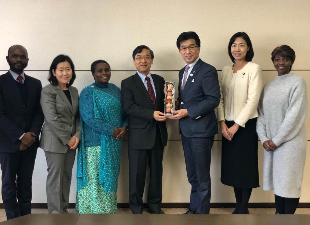 Ambassador Miyashita visits Mr.Kohata (the third from the right)