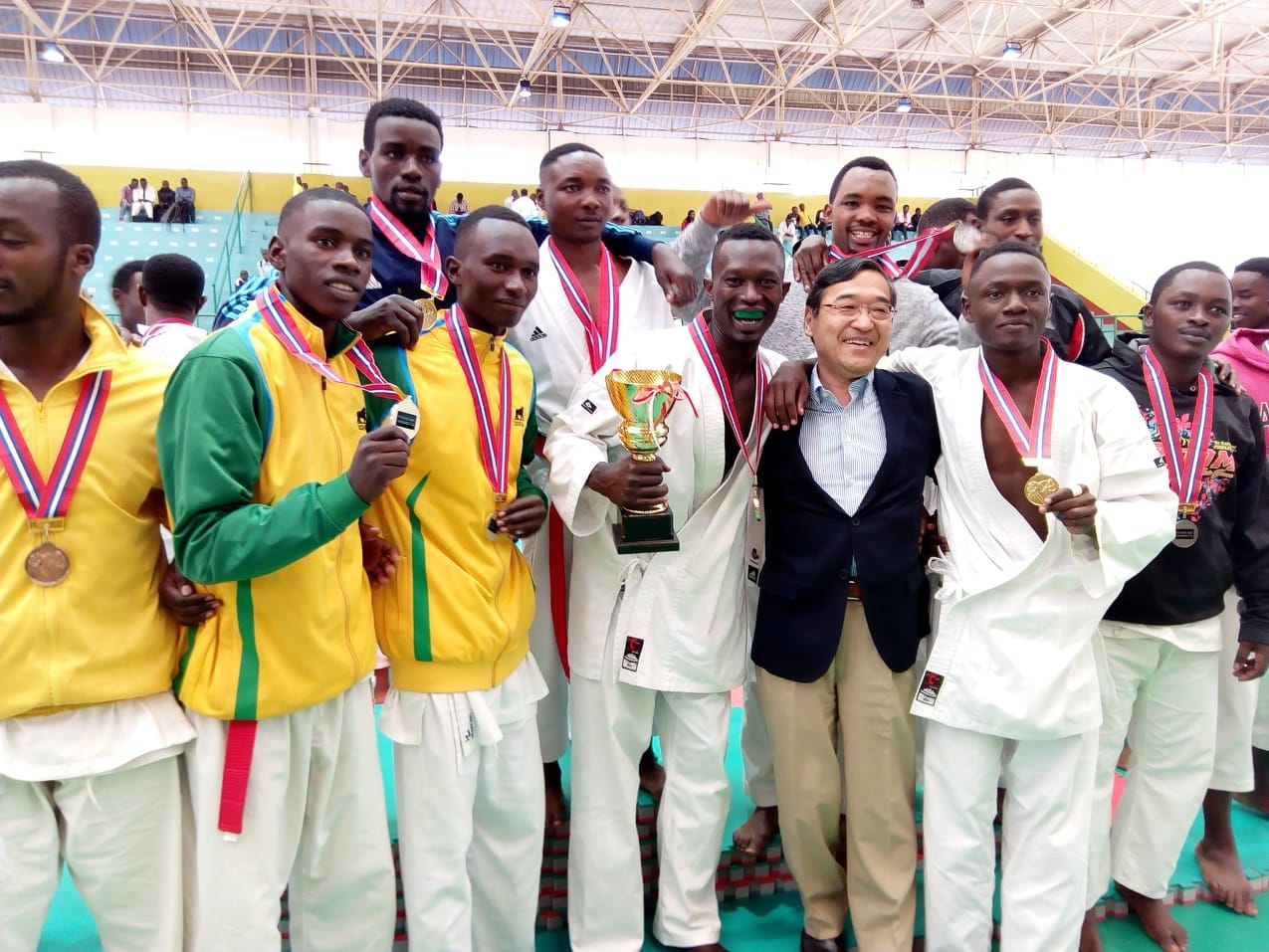 Ambassador Miyashita and the winners