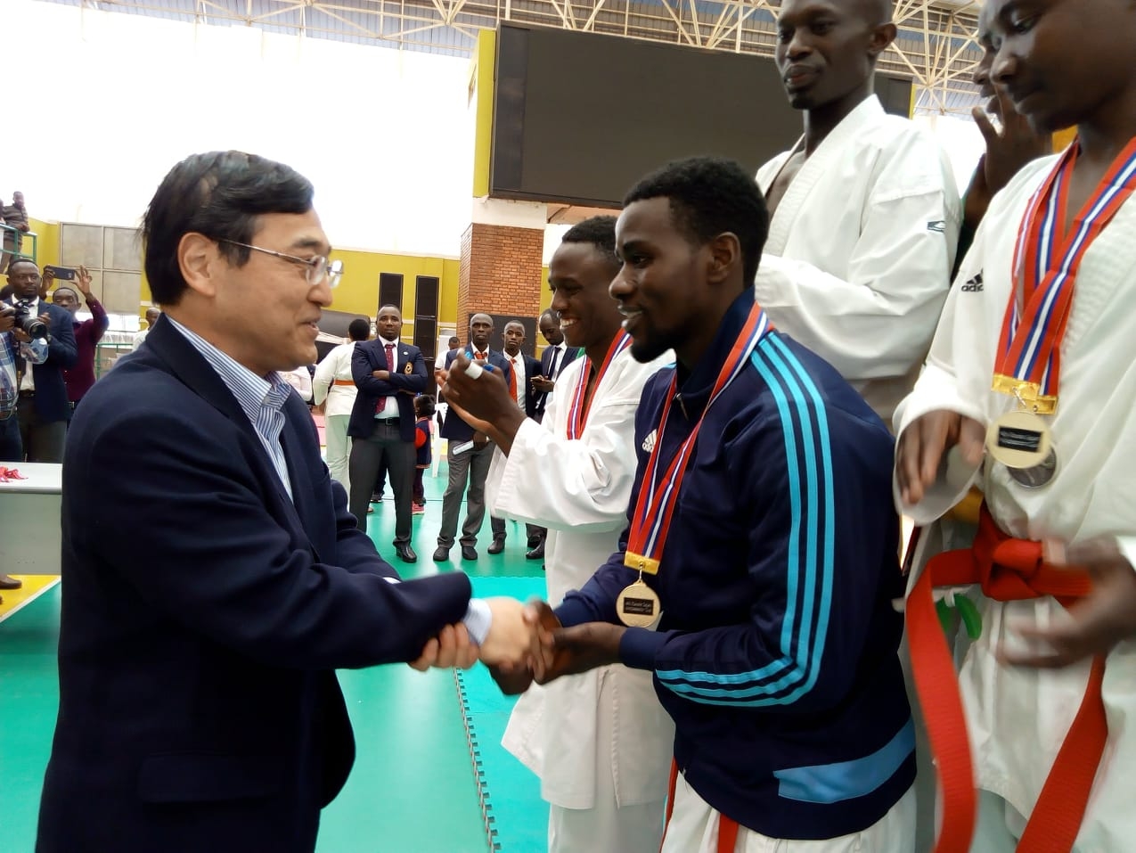 Ambassador Miyashita praising the achievements of the players