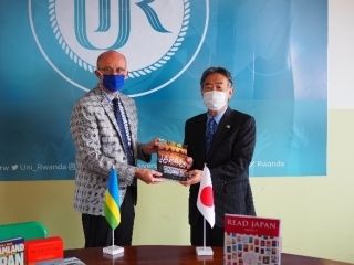 （Prof. Philip Cotton, Vice Chancellor of the University of Rwanda and H.E.Mr. IMAI Masahiro）